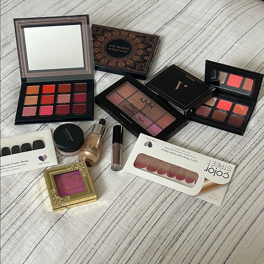 Ace Beaute Eyeshadow Palette - Bold Reds and Pinks